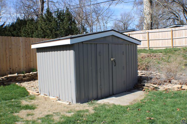 1610 SW Withdean RD, Topeka, KS 66611