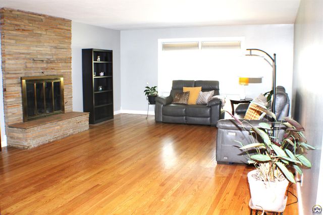 1610 SW Withdean RD, Topeka, KS 66611