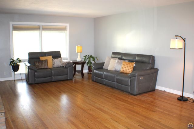 1610 SW Withdean RD, Topeka, KS 66611