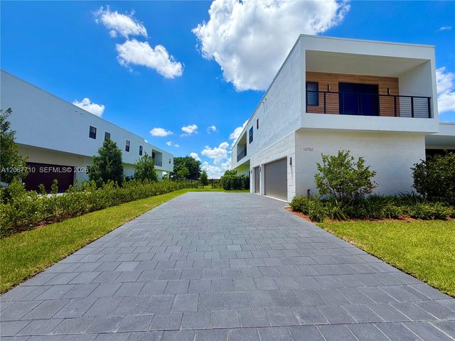 16752 S Botaniko Drive S, Weston, FL 33326