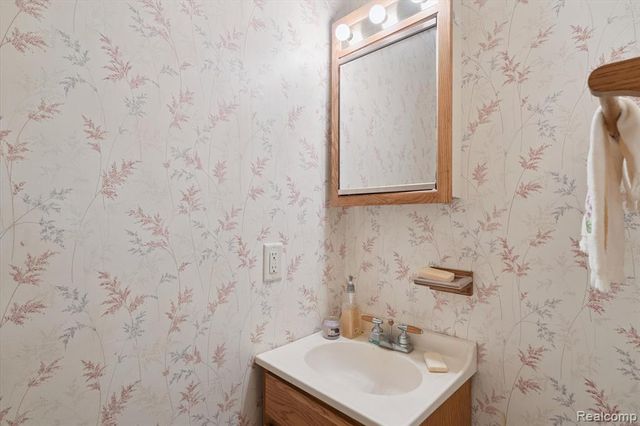 267 W Barnes Lake Road, Columbiaville, MI 48421