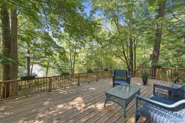 267 W Barnes Lake Road, Columbiaville, MI 48421