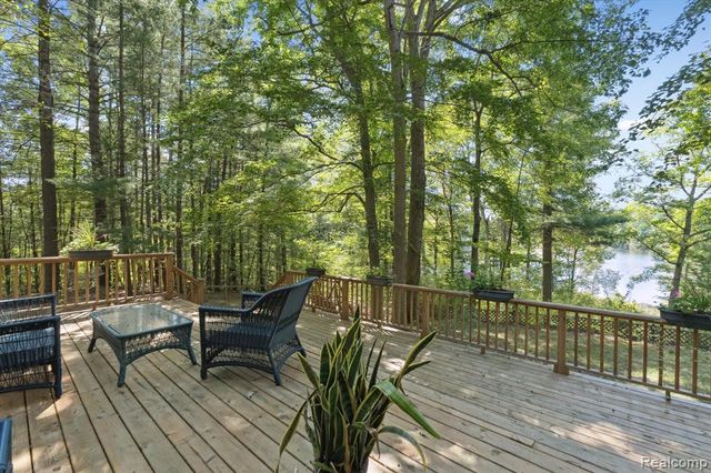 267 W Barnes Lake Road, Columbiaville, MI 48421