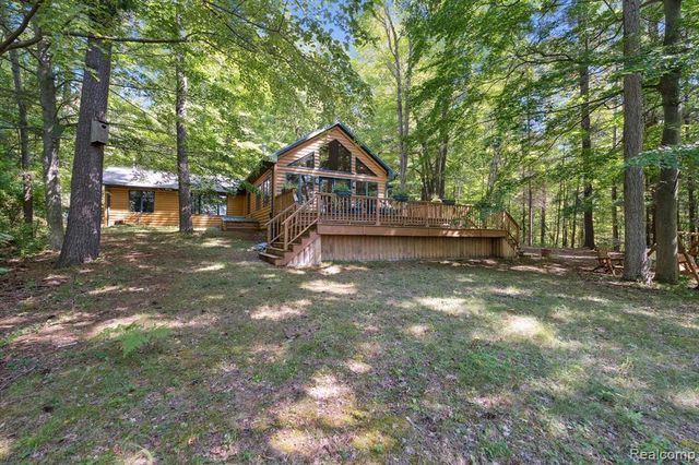 267 W Barnes Lake Road, Columbiaville, MI 48421