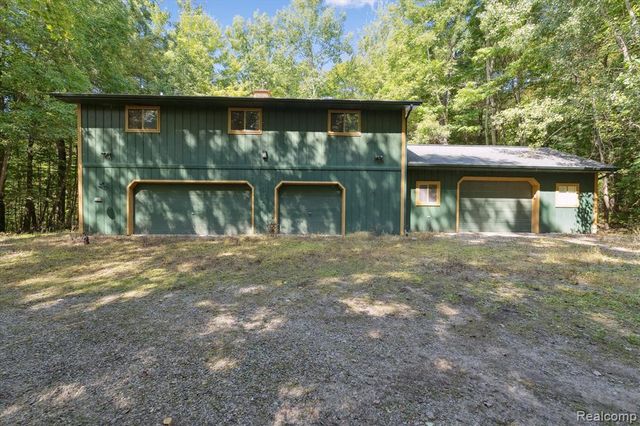 267 W Barnes Lake Road, Columbiaville, MI 48421