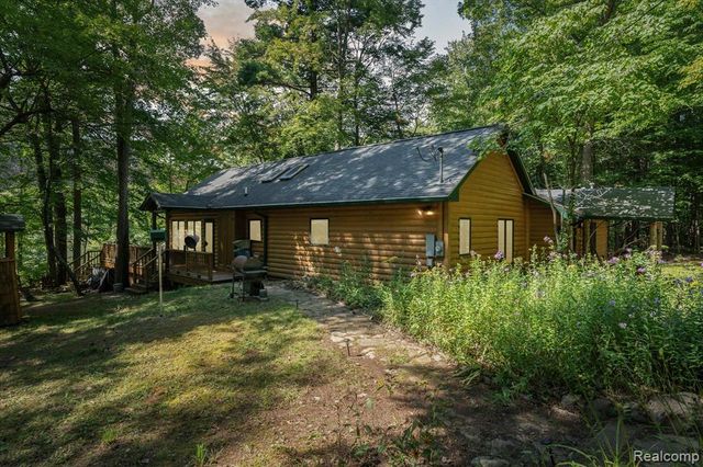 267 W Barnes Lake Road, Columbiaville, MI 48421