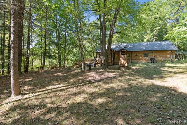 267 W Barnes Lake Road, Columbiaville, MI 48421