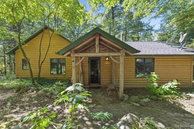 267 W Barnes Lake Road, Columbiaville, MI 48421