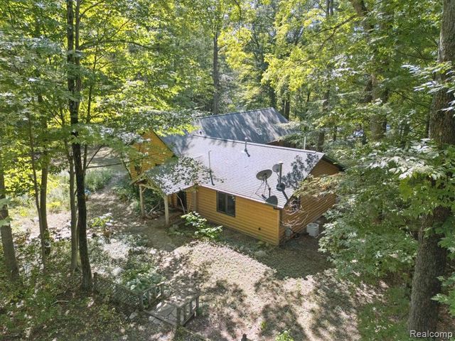 267 W Barnes Lake Road, Columbiaville, MI 48421