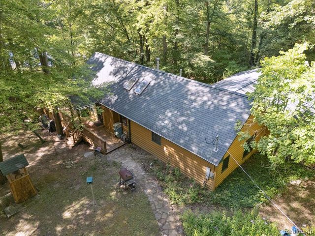 267 W Barnes Lake Road, Columbiaville, MI 48421