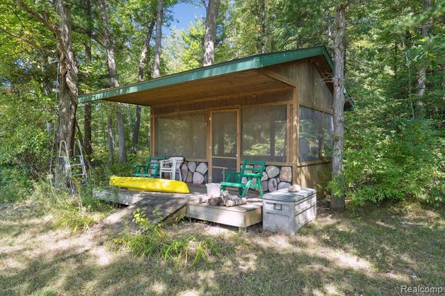 267 W Barnes Lake Road, Columbiaville, MI 48421