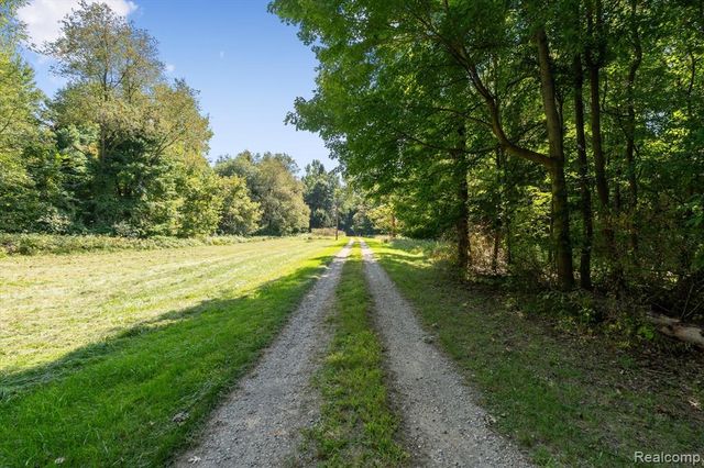 267 W Barnes Lake Road, Columbiaville, MI 48421