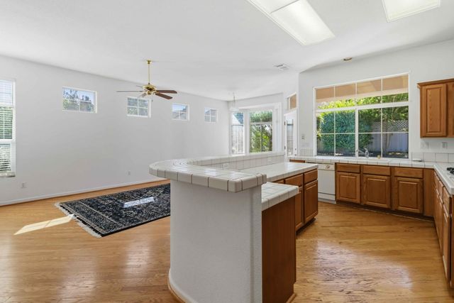 209 Strongbox Ct, Roseville, CA 95747