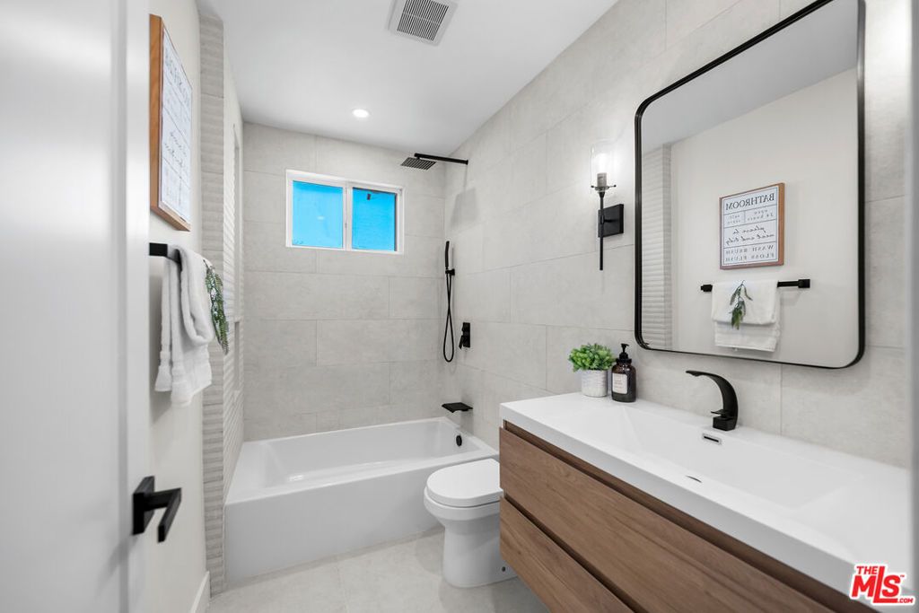 Image 10 of property listing at 3260 Sagamore Way, Los Angeles, CA 90065