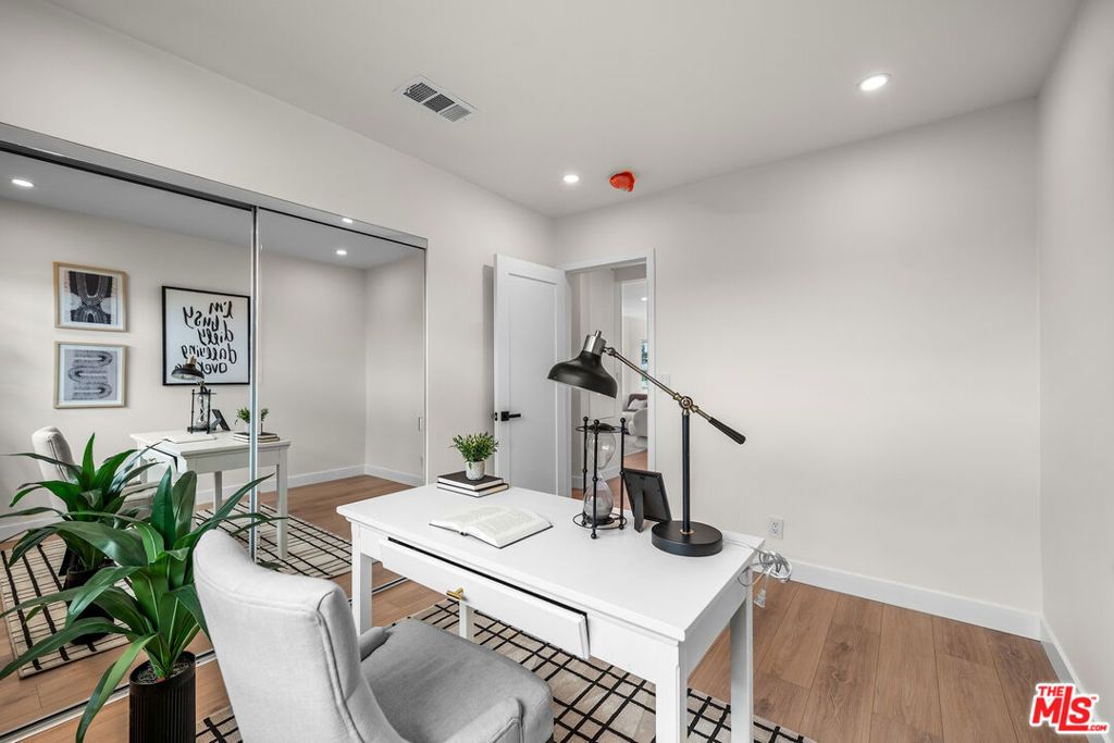 Image 12 of property listing at 3260 Sagamore Way, Los Angeles, CA 90065