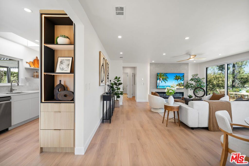 Image 14 of property listing at 3260 Sagamore Way, Los Angeles, CA 90065