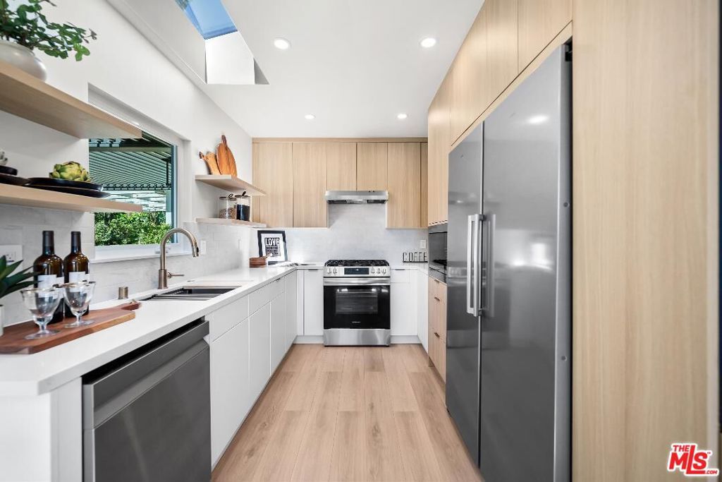 Image 15 of property listing at 3260 Sagamore Way, Los Angeles, CA 90065