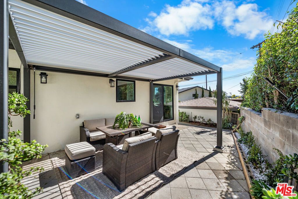 Image 20 of property listing at 3260 Sagamore Way, Los Angeles, CA 90065