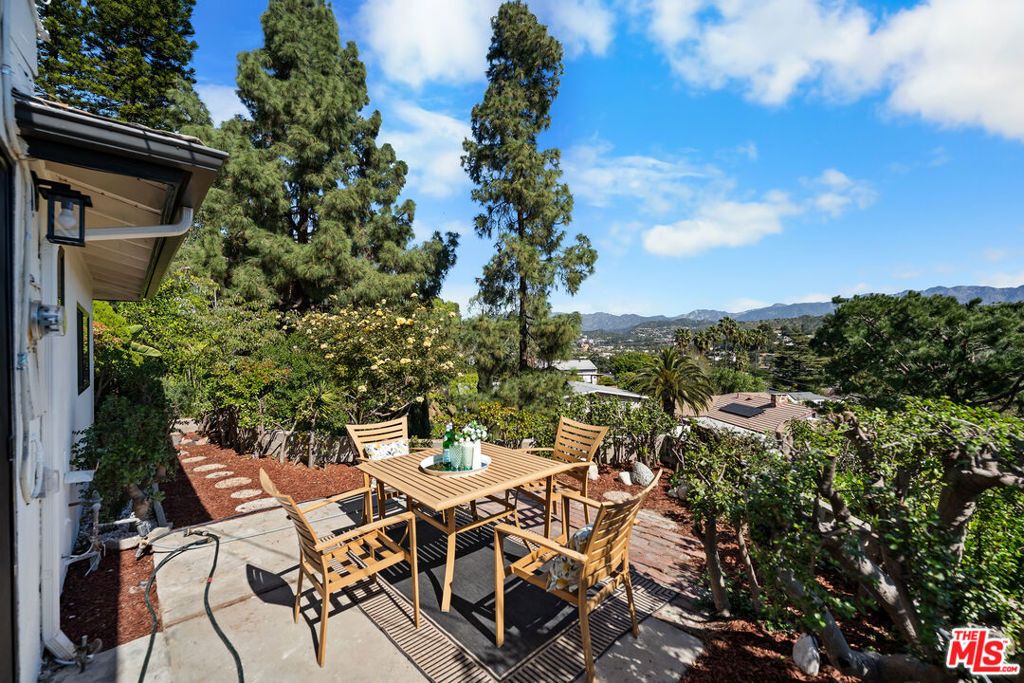 Image 21 of property listing at 3260 Sagamore Way, Los Angeles, CA 90065