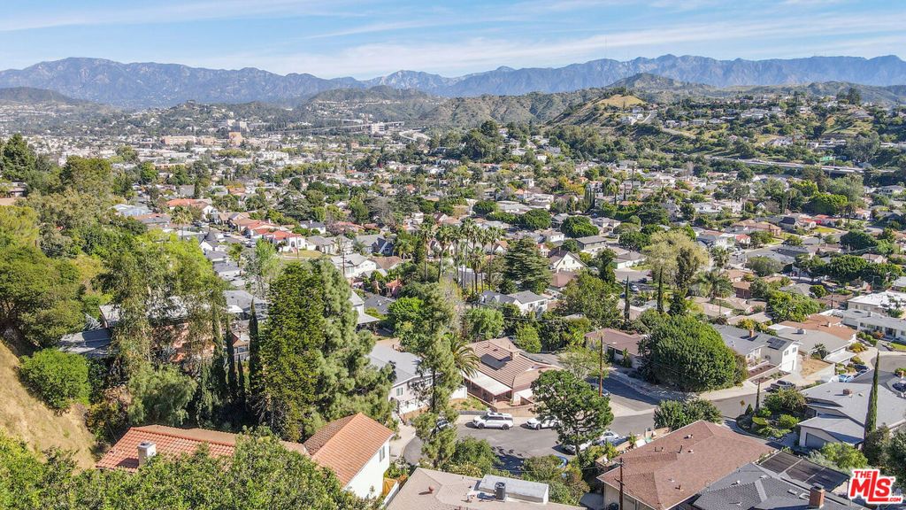 Image 22 of property listing at 3260 Sagamore Way, Los Angeles, CA 90065