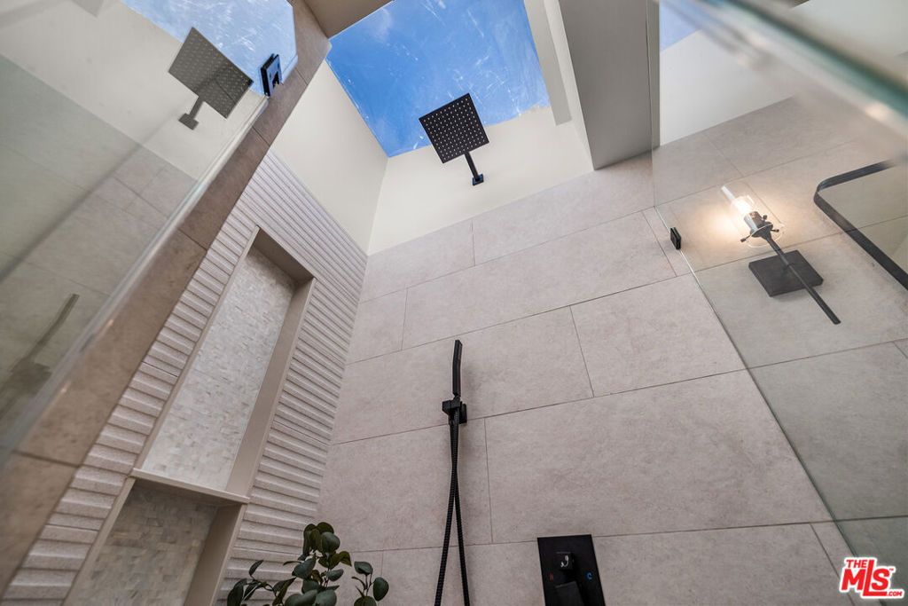 Image 7 of property listing at 3260 Sagamore Way, Los Angeles, CA 90065