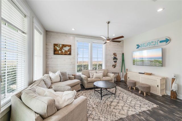 125 Fish Hook Lane, Port Aransas, TX 78373