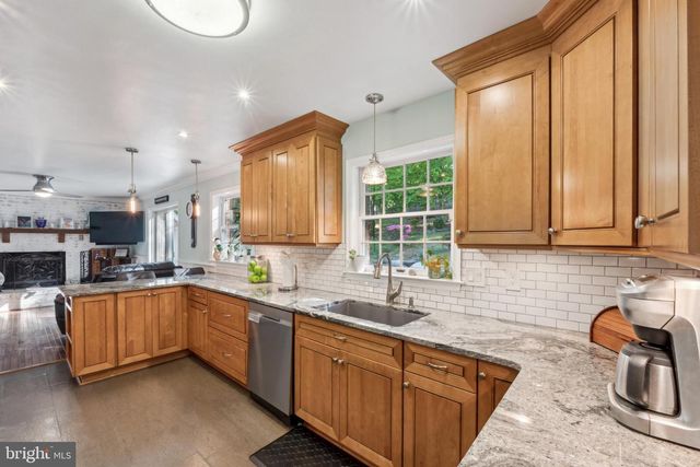 18600 CABIN ROAD, Triangle, VA 22172