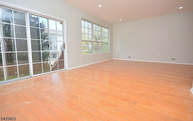 24 Straton Ct, Sayreville Boro, NJ 08859