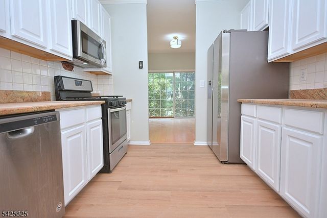 24 Straton Ct, Sayreville Boro, NJ 08859