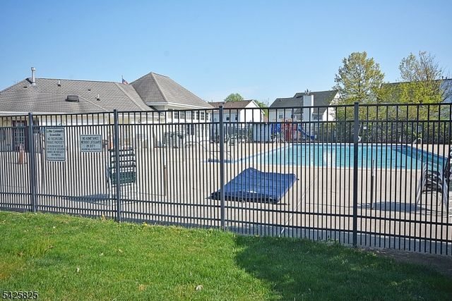 24 Straton Ct, Sayreville Boro, NJ 08859