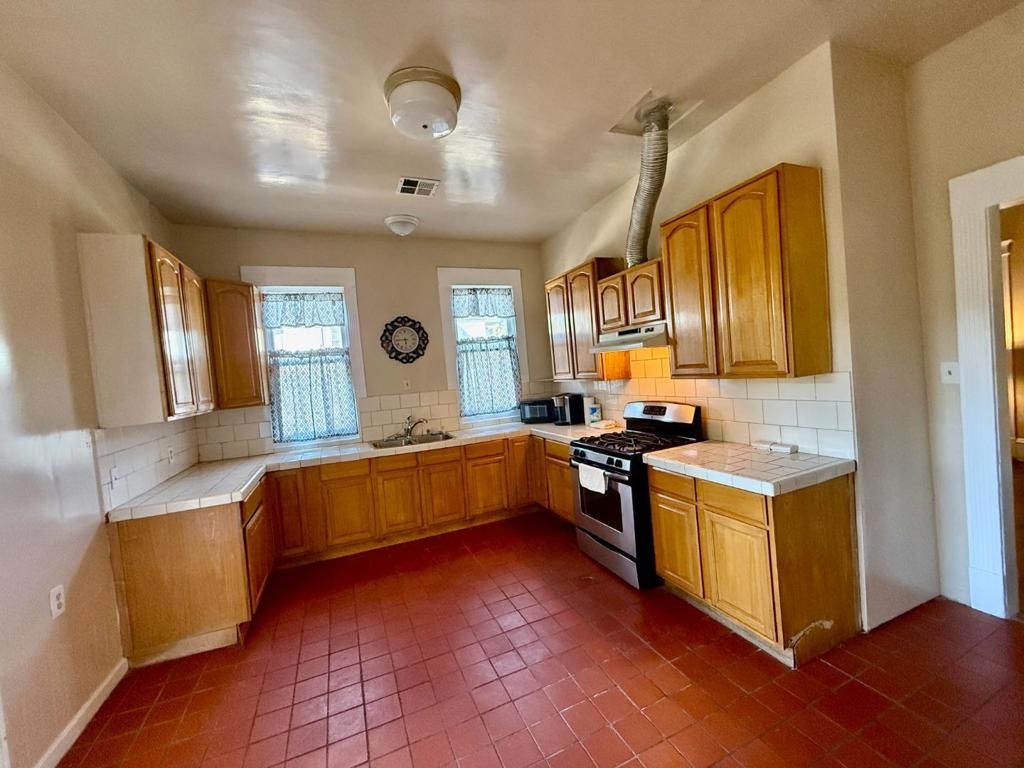 Image 10 of property listing at 55 Willow Street, San Jose, CA 95110