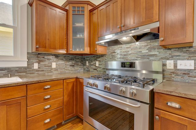 1004 S Highland Park Avenue, Chattanooga, TN 37404