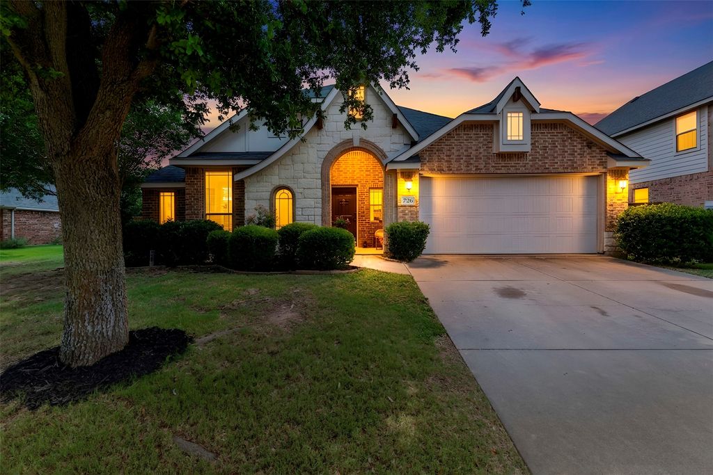 726 Celebrity Court, Midlothian, TX 76065