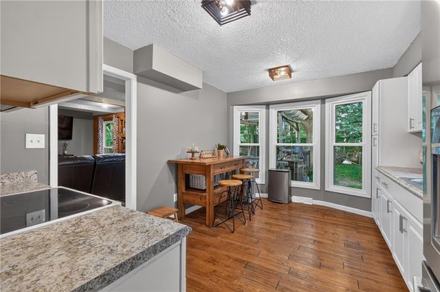 509 NE Country Lane, Lee's Summit, MO 64086