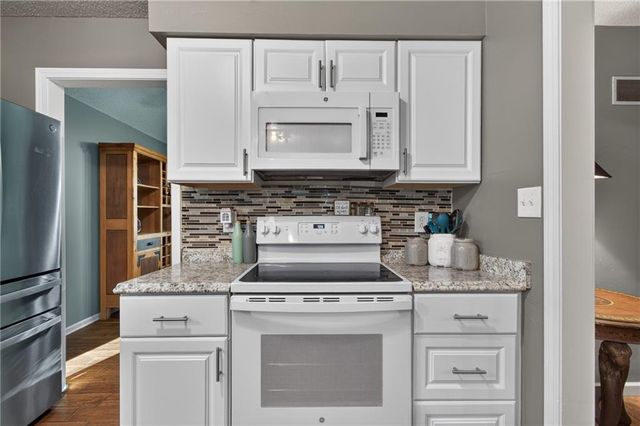 509 NE Country Lane, Lee's Summit, MO 64086