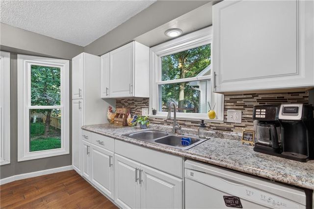 509 NE Country Lane, Lee's Summit, MO 64086