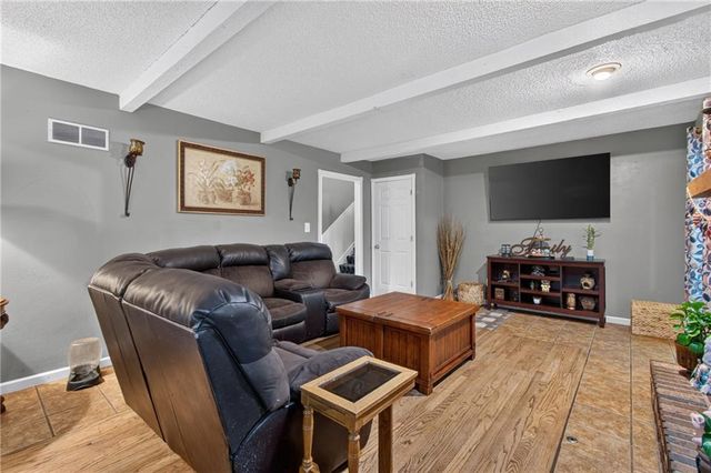 509 NE Country Lane, Lee's Summit, MO 64086