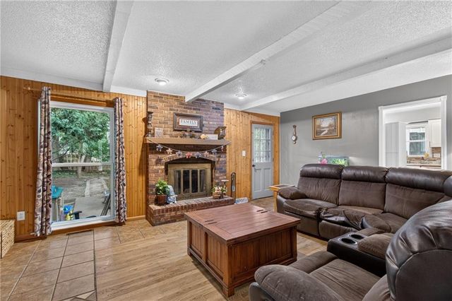 509 NE Country Lane, Lee's Summit, MO 64086
