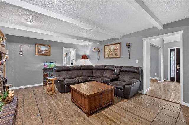509 NE Country Lane, Lee's Summit, MO 64086