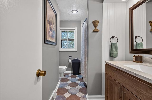 509 NE Country Lane, Lee's Summit, MO 64086
