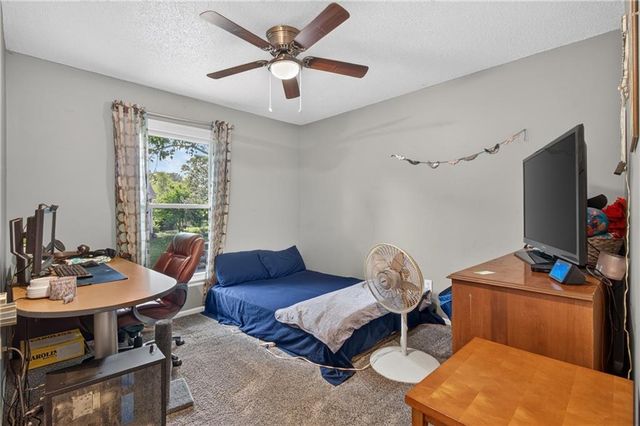 509 NE Country Lane, Lee's Summit, MO 64086