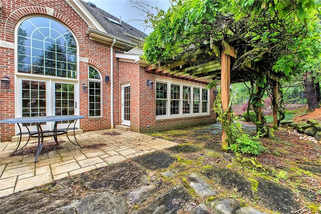 33 Hawthorne Ln, Irwin, PA 15642