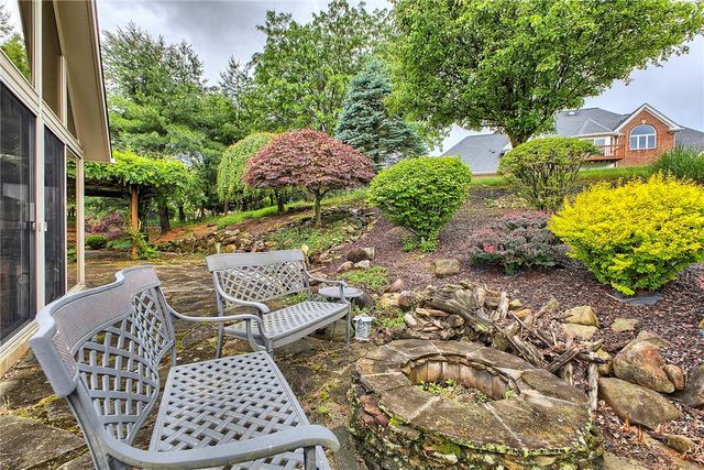 33 Hawthorne Ln, Irwin, PA 15642