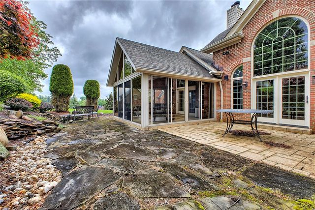 33 Hawthorne Ln, Irwin, PA 15642