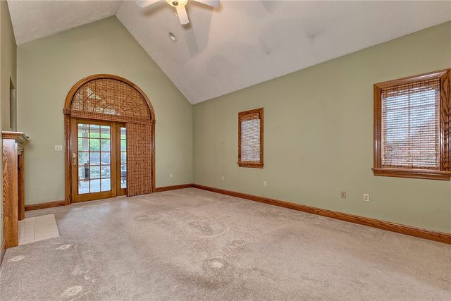 33 Hawthorne Ln, Irwin, PA 15642