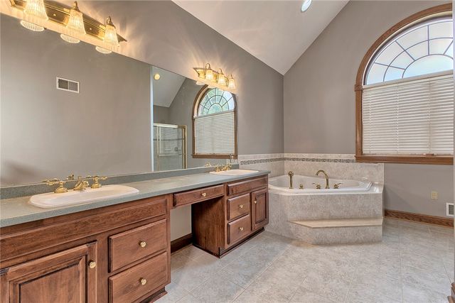 33 Hawthorne Ln, Irwin, PA 15642