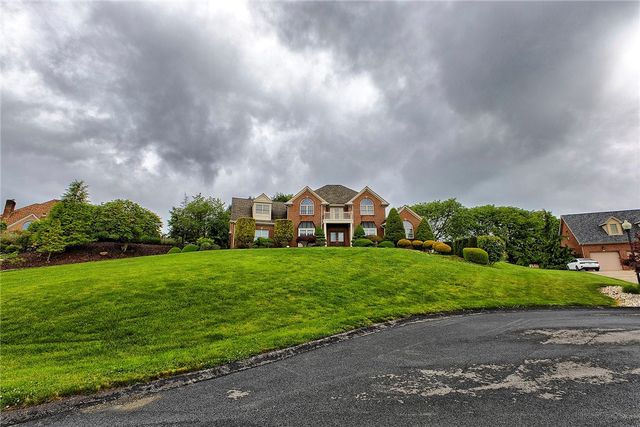 33 Hawthorne Ln, Irwin, PA 15642