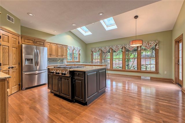 33 Hawthorne Ln, Irwin, PA 15642