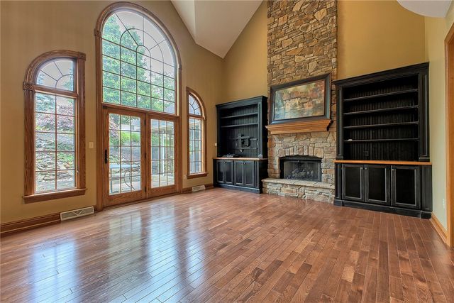 33 Hawthorne Ln, Irwin, PA 15642