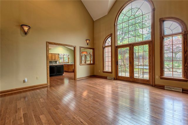 33 Hawthorne Ln, Irwin, PA 15642
